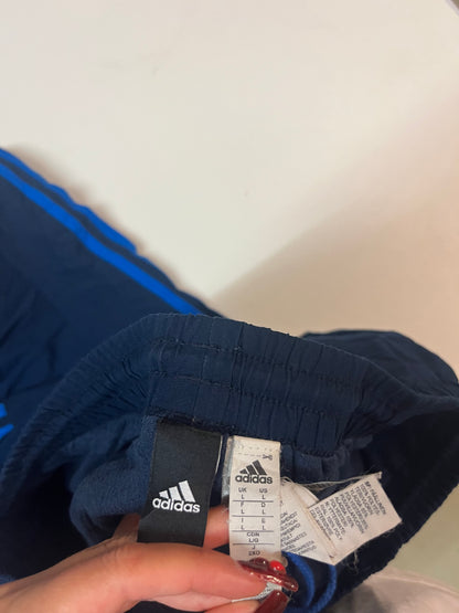 Entdecke unsere Vintage Track Pants von Nike und anderen Marken, erhältlich bei Valuxery.de - Dein Shop für trendige Vintage - Kleidung. Unsere Track Pants sind aus hochwertigen Materialien und