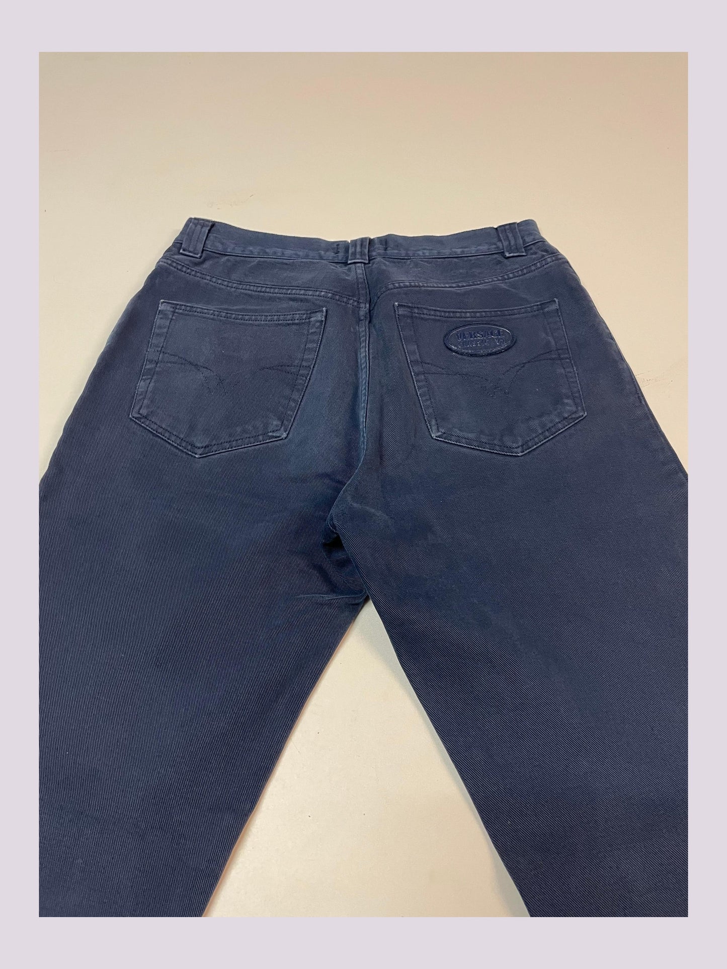 Entdecke unsere Vintage Track Pants von Nike und anderen Marken, erhältlich bei Valuxery.de - Dein Shop für trendige Vintage - Kleidung. Unsere Track Pants sind aus hochwertigen Materialien und