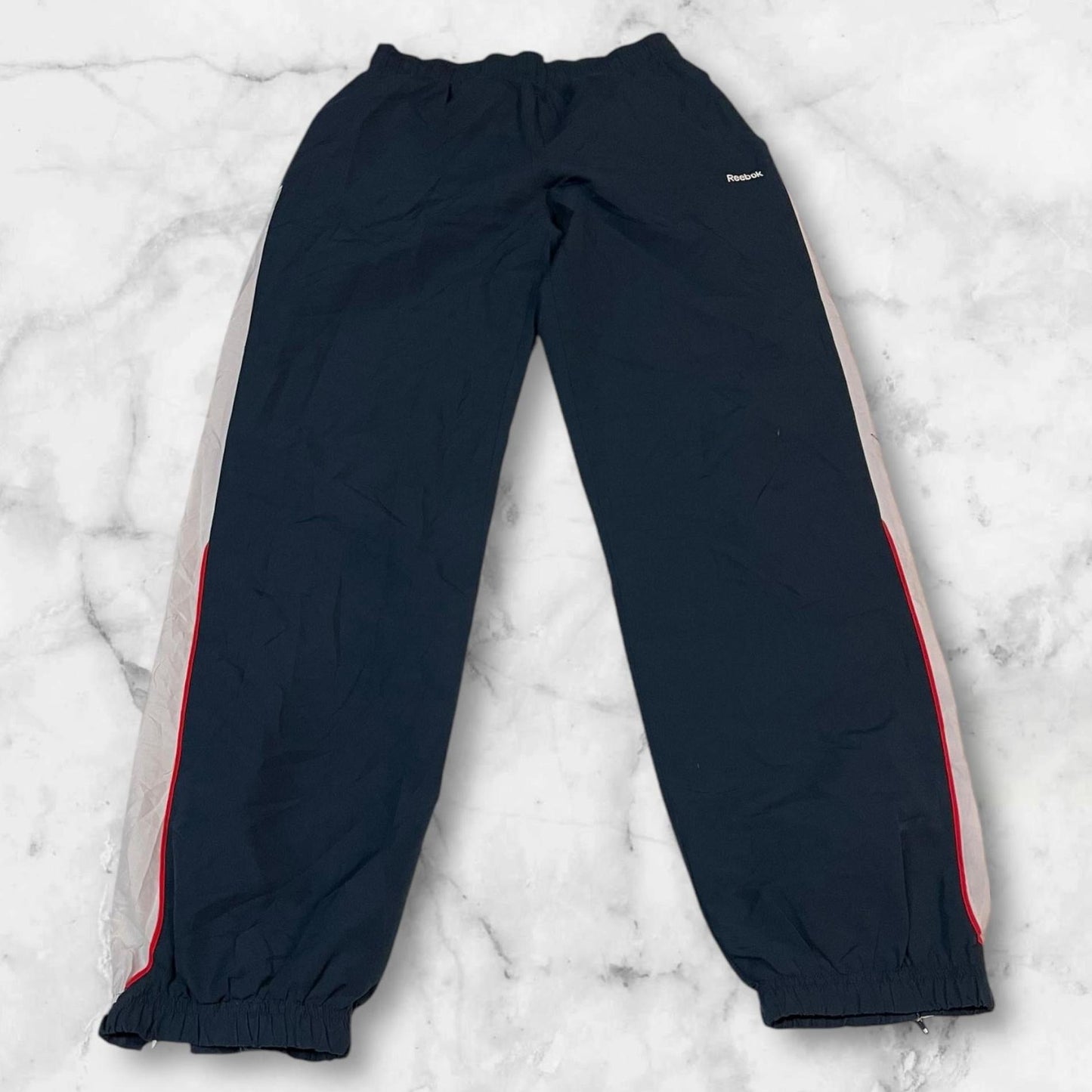 Entdecke unsere Vintage Track Pants von Nike und anderen Marken, erhältlich bei Valuxery.de - Dein Shop für trendige Vintage - Kleidung. Unsere Track Pants sind aus hochwertigen Materialien und