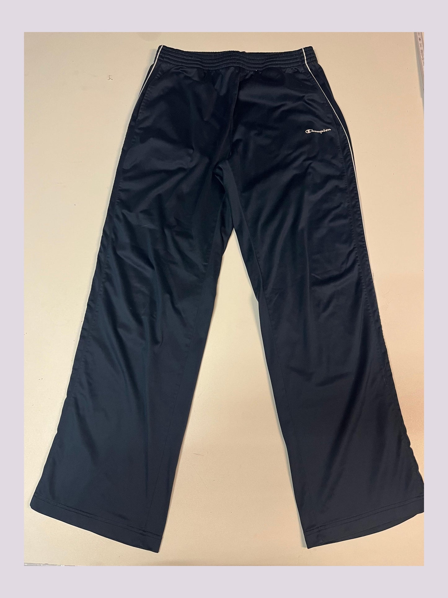 Entdecke unsere Vintage Track Pants von Nike und anderen Marken, erhältlich bei Valuxery.de - Dein Shop für trendige Vintage - Kleidung. Unsere Track Pants sind aus hochwertigen Materialien und
