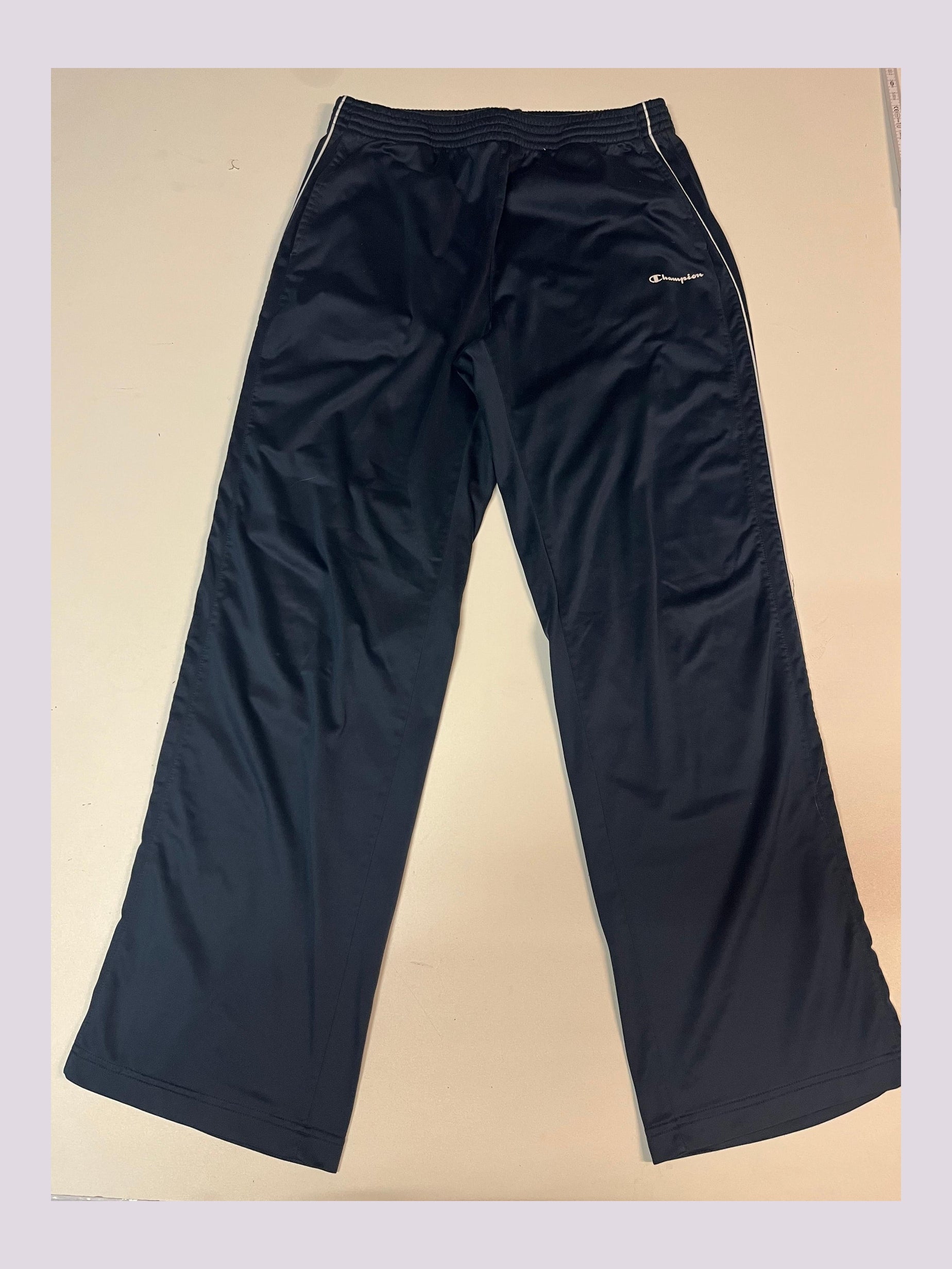 Entdecke unsere Vintage Track Pants von Nike und anderen Marken, erhältlich bei Valuxery.de - Dein Shop für trendige Vintage - Kleidung. Unsere Track Pants sind aus hochwertigen Materialien und