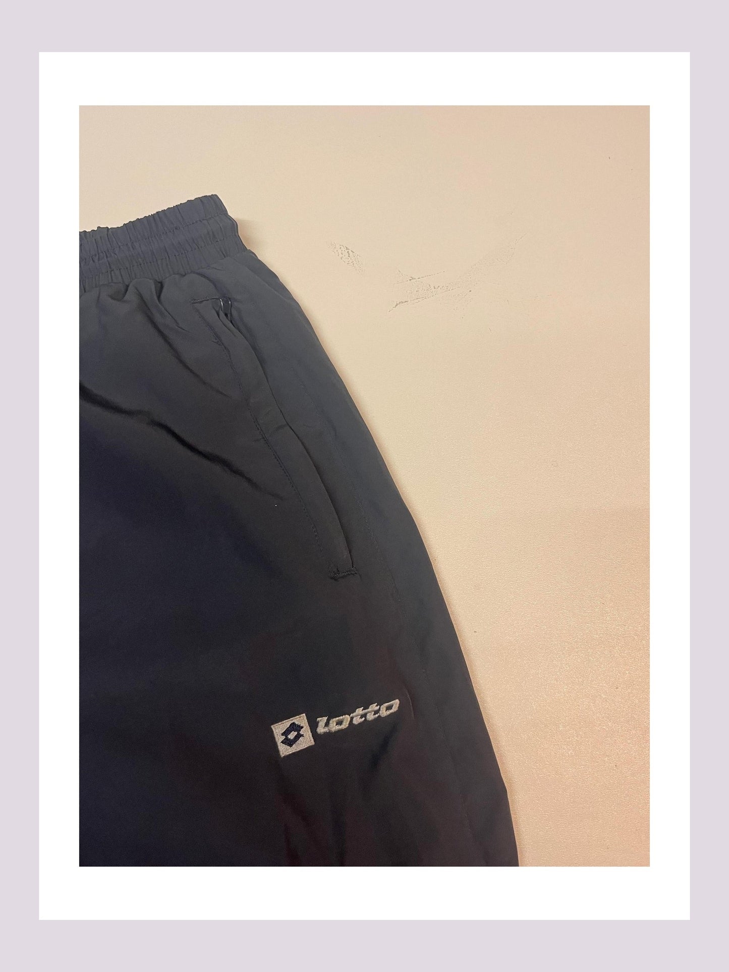 Entdecke unsere Vintage Track Pants von Nike und anderen Marken, erhältlich bei Valuxery.de - Dein Shop für trendige Vintage - Kleidung. Unsere Track Pants sind aus hochwertigen Materialien und