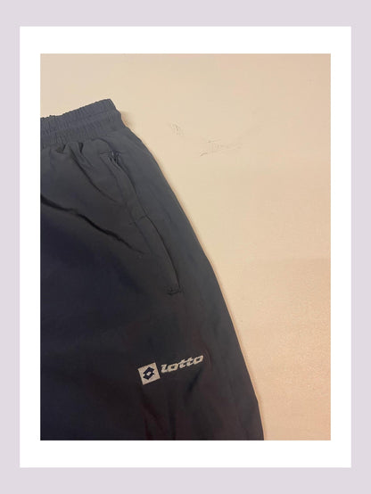 Entdecke unsere Vintage Track Pants von Nike und anderen Marken, erhältlich bei Valuxery.de - Dein Shop für trendige Vintage - Kleidung. Unsere Track Pants sind aus hochwertigen Materialien und