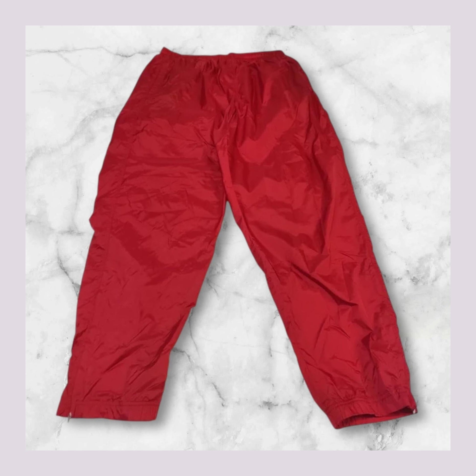 Entdecke unsere Vintage Track Pants von Nike und anderen Marken, erhältlich bei Valuxery.de - Dein Shop für trendige Vintage - Kleidung. Unsere Track Pants sind aus hochwertigen Materialien und