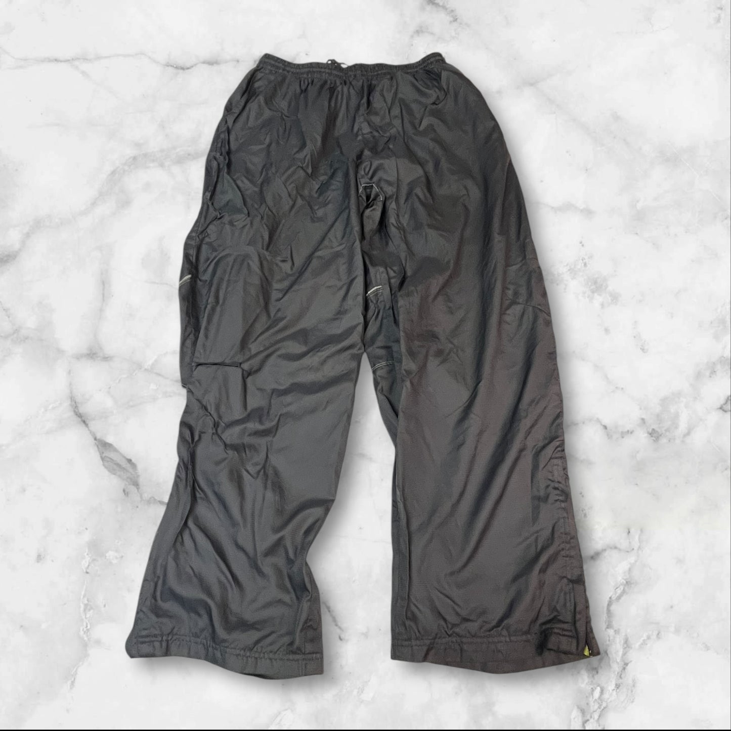 Entdecke unsere Vintage Track Pants von Nike und anderen Marken, erhältlich bei Valuxery.de - Dein Shop für trendige Vintage - Kleidung. Unsere Track Pants sind aus hochwertigen Materialien und