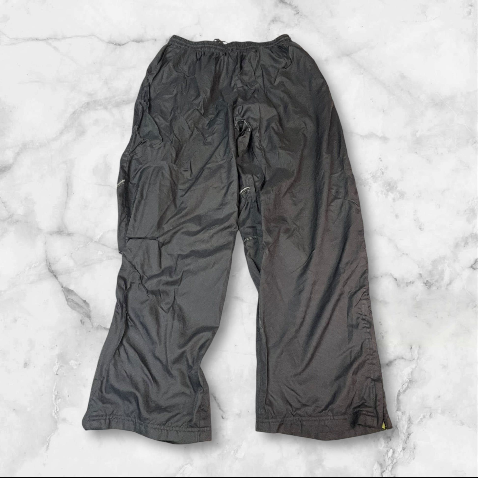 Entdecke unsere Vintage Track Pants von Nike und anderen Marken, erhältlich bei Valuxery.de - Dein Shop für trendige Vintage - Kleidung. Unsere Track Pants sind aus hochwertigen Materialien und