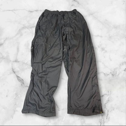 Entdecke unsere Vintage Track Pants von Nike und anderen Marken, erhältlich bei Valuxery.de - Dein Shop für trendige Vintage - Kleidung. Unsere Track Pants sind aus hochwertigen Materialien und
