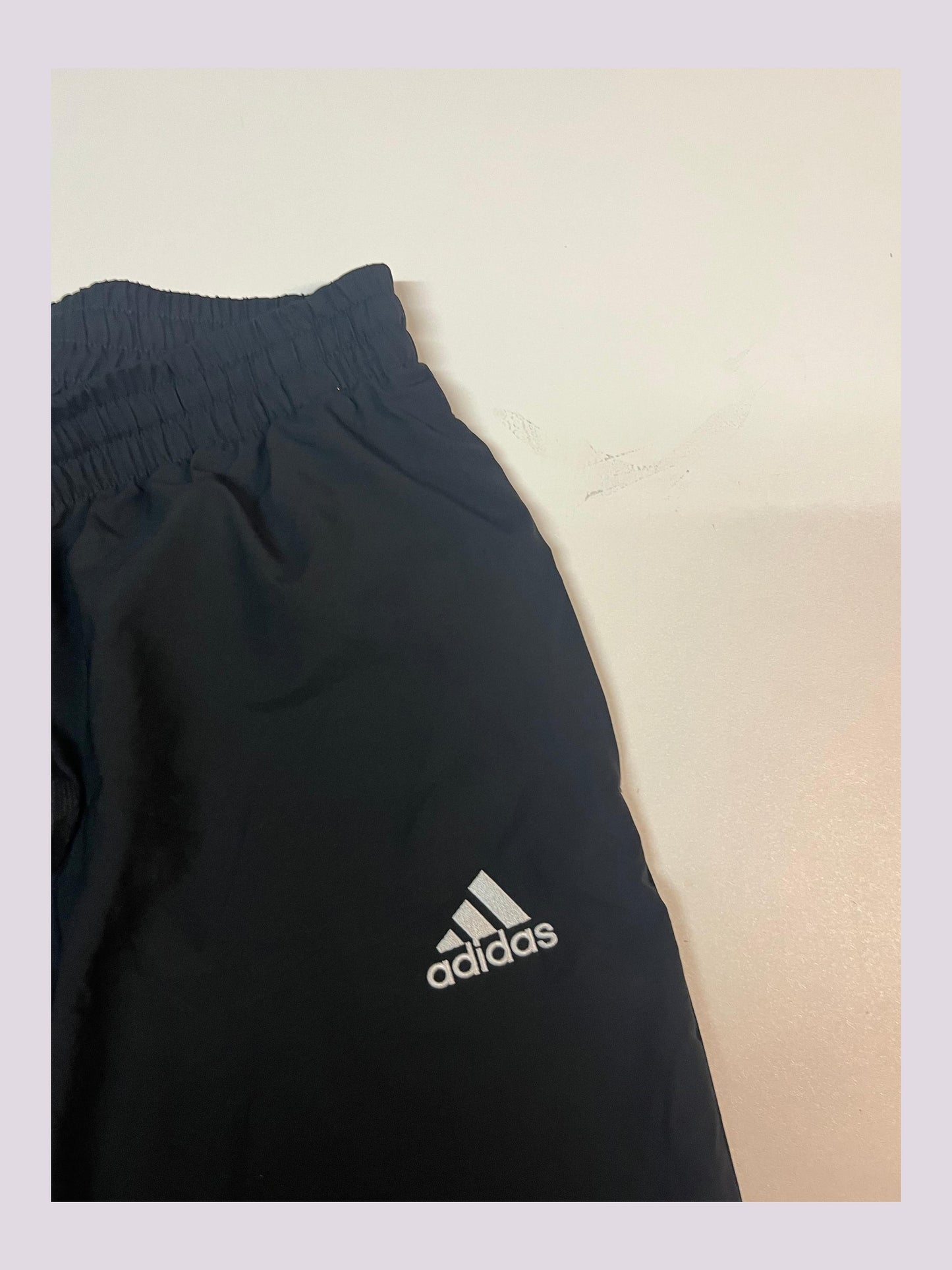 Entdecke unsere Vintage Track Pants von Nike und anderen Marken, erhältlich bei Valuxery.de - Dein Shop für trendige Vintage - Kleidung. Unsere Track Pants sind aus hochwertigen Materialien und