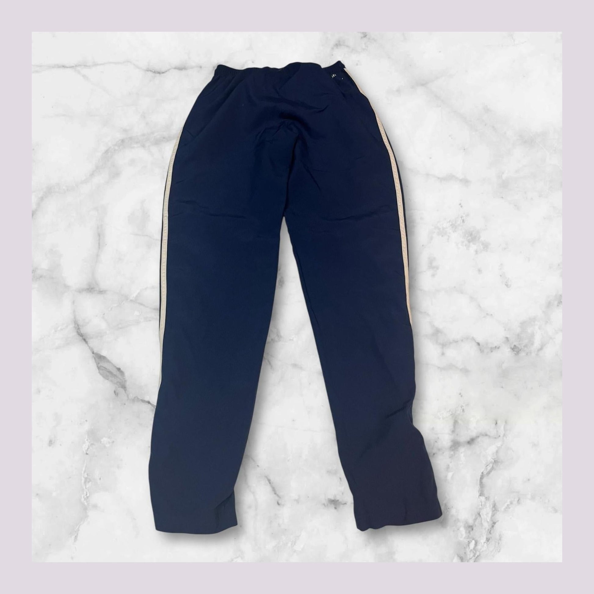 Entdecke unsere Vintage Track Pants von Nike und anderen Marken, erhältlich bei Valuxery.de - Dein Shop für trendige Vintage - Kleidung. Unsere Track Pants sind aus hochwertigen Materialien und