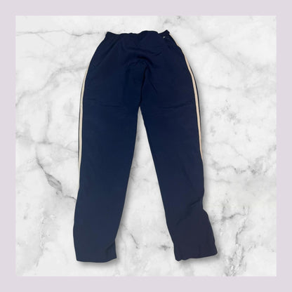 Entdecke unsere Vintage Track Pants von Nike und anderen Marken, erhältlich bei Valuxery.de - Dein Shop für trendige Vintage - Kleidung. Unsere Track Pants sind aus hochwertigen Materialien und