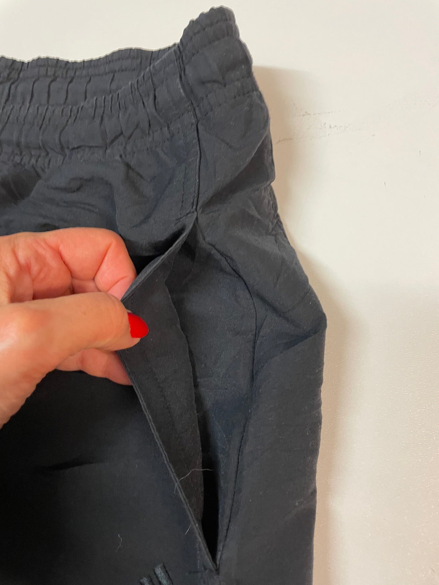 Entdecke unsere Vintage Track Pants von Nike und anderen Marken, erhältlich bei Valuxery.de - Dein Shop für trendige Vintage - Kleidung. Unsere Track Pants sind aus hochwertigen Materialien und