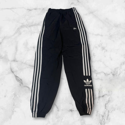 Entdecke unsere Vintage Track Pants von Nike und anderen Marken, erhältlich bei Valuxery.de - Dein Shop für trendige Vintage - Kleidung. Unsere Track Pants sind aus hochwertigen Materialien und