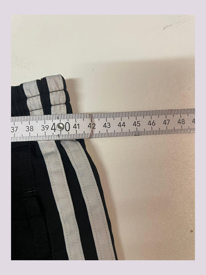 Entdecke unsere Vintage Track Pants von Nike und anderen Marken, erhältlich bei Valuxery.de - Dein Shop für trendige Vintage - Kleidung. Unsere Track Pants sind aus hochwertigen Materialien und