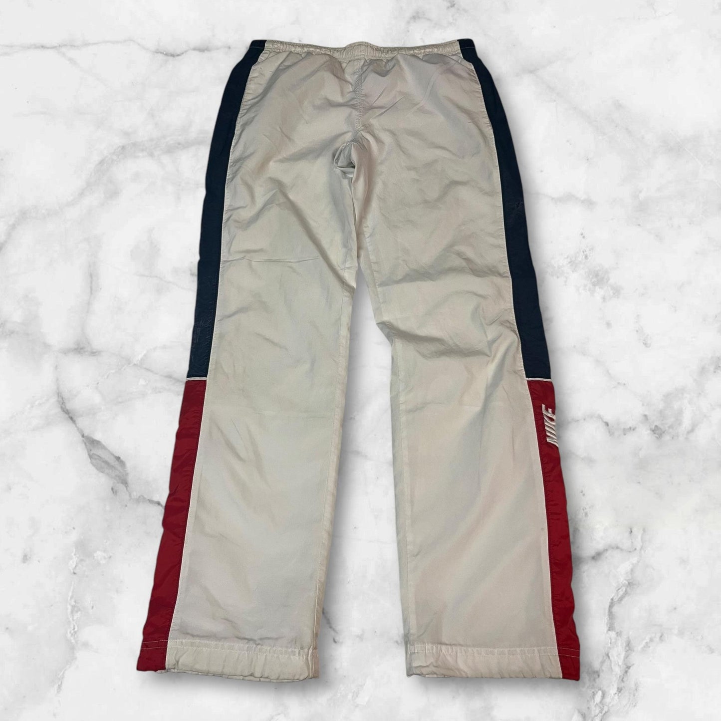 Entdecke unsere Vintage Track Pants von Nike und anderen Marken, erhältlich bei Valuxery.de - Dein Shop für trendige Vintage - Kleidung. Unsere Track Pants sind aus hochwertigen Materialien und