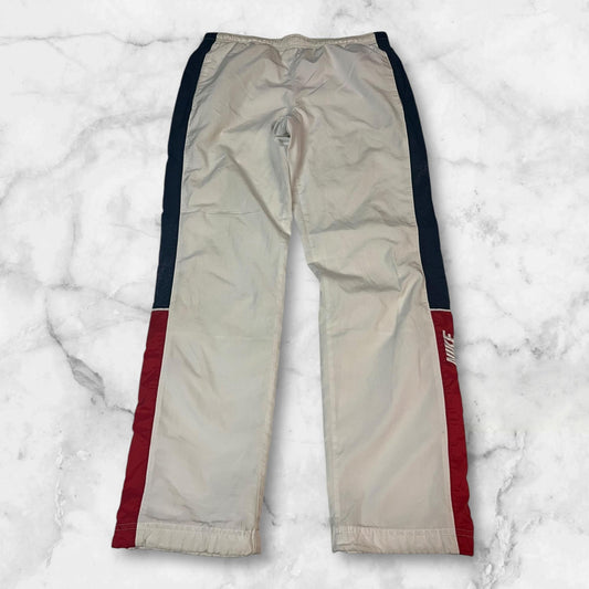 Entdecke unsere Vintage Track Pants von Nike und anderen Marken, erhältlich bei Valuxery.de - Dein Shop für trendige Vintage - Kleidung. Unsere Track Pants sind aus hochwertigen Materialien und