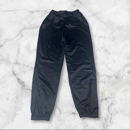 Entdecke unsere Vintage Track Pants von Nike und anderen Marken, erhältlich bei Valuxery.de - Dein Shop für trendige Vintage - Kleidung. Unsere Track Pants sind aus hochwertigen Materialien und
