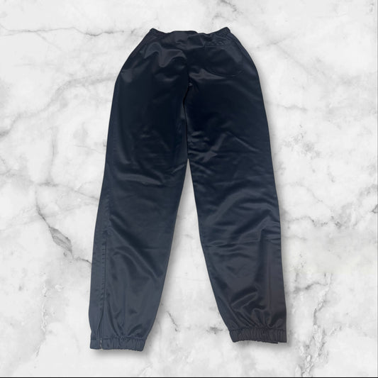 Entdecke unsere Vintage Track Pants von Nike und anderen Marken, erhältlich bei Valuxery.de - Dein Shop für trendige Vintage - Kleidung. Unsere Track Pants sind aus hochwertigen Materialien und