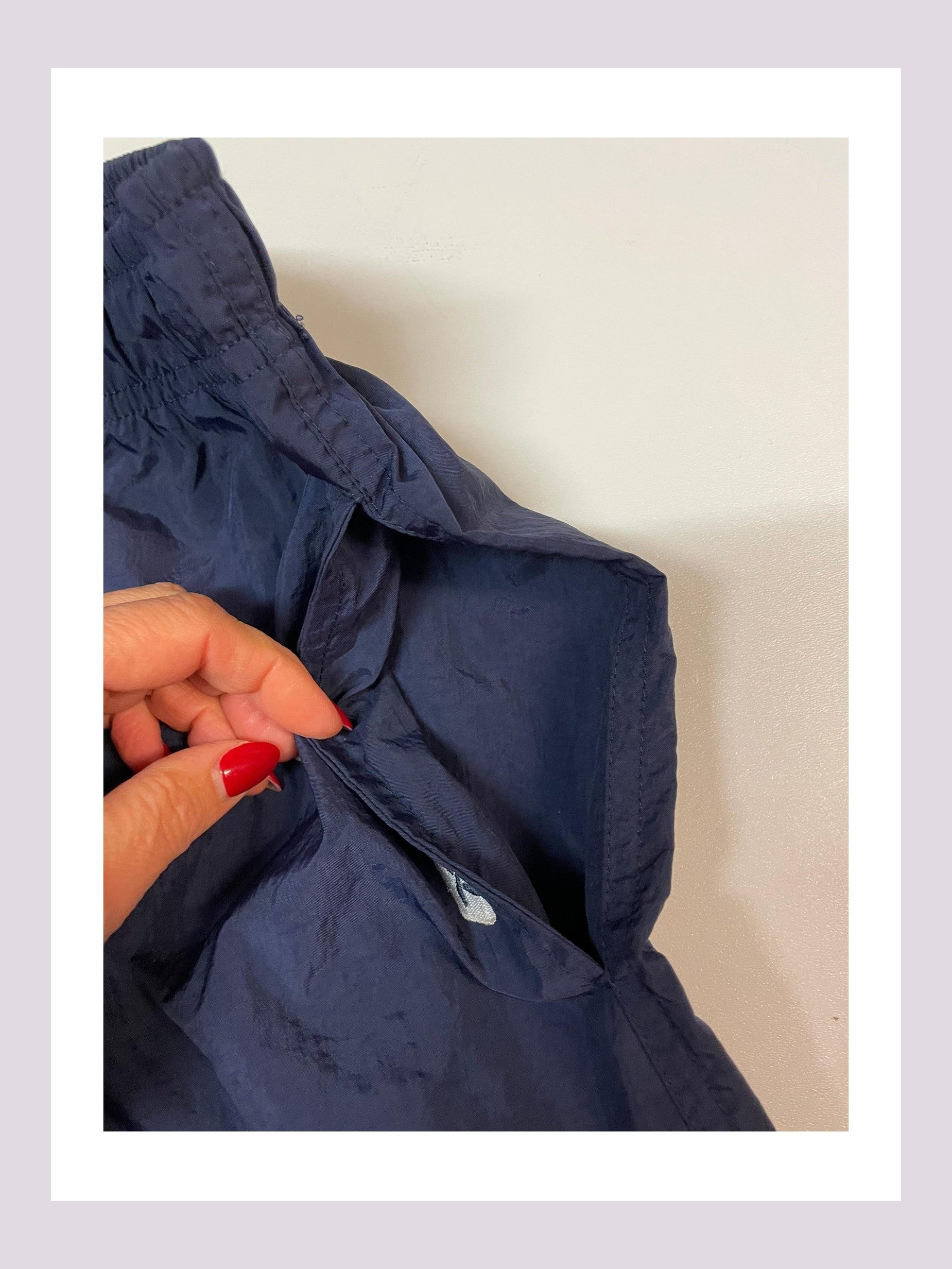 Entdecke unsere Vintage Track Pants von Nike und anderen Marken, erhältlich bei Valuxery.de - Dein Shop für trendige Vintage - Kleidung. Unsere Track Pants sind aus hochwertigen Materialien und