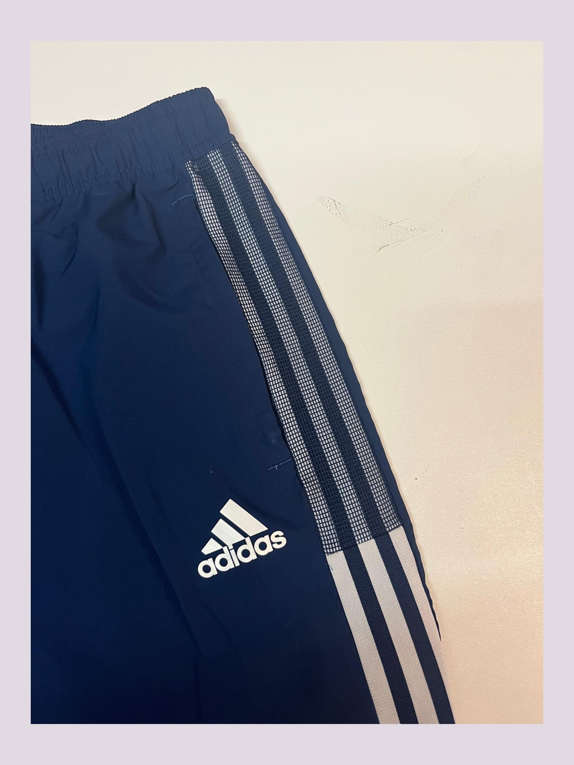 Entdecke unsere Vintage Track Pants von Nike und anderen Marken, erhältlich bei Valuxery.de - Dein Shop für trendige Vintage - Kleidung. Unsere Track Pants sind aus hochwertigen Materialien und