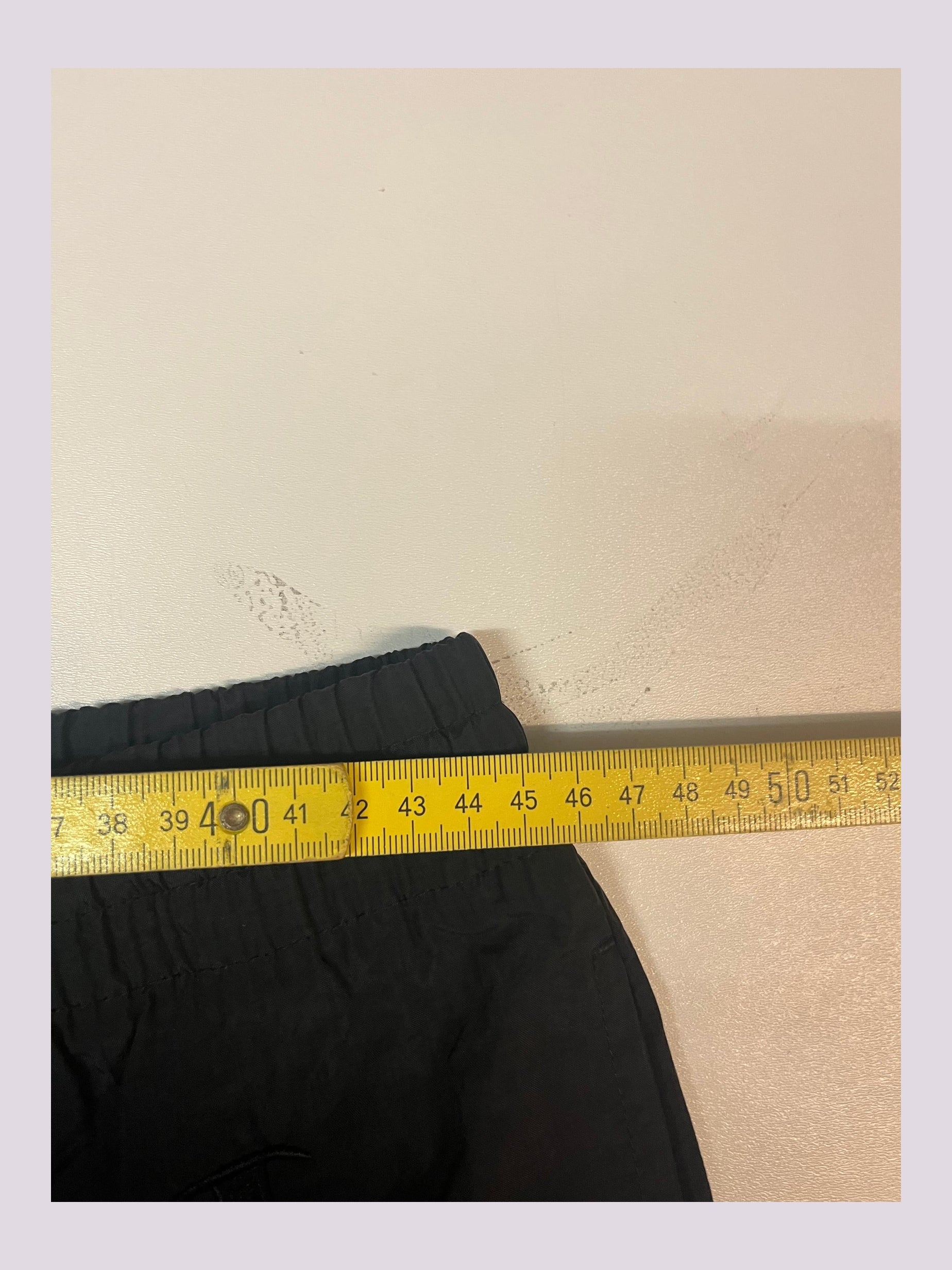 Entdecke unsere Vintage Track Pants von Nike und anderen Marken, erhältlich bei Valuxery.de - Dein Shop für trendige Vintage - Kleidung. Unsere Track Pants sind aus hochwertigen Materialien und