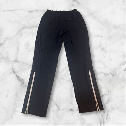 Entdecke unsere Vintage Track Pants von Nike und anderen Marken, erhältlich bei Valuxery.de - Dein Shop für trendige Vintage - Kleidung. Unsere Track Pants sind aus hochwertigen Materialien und