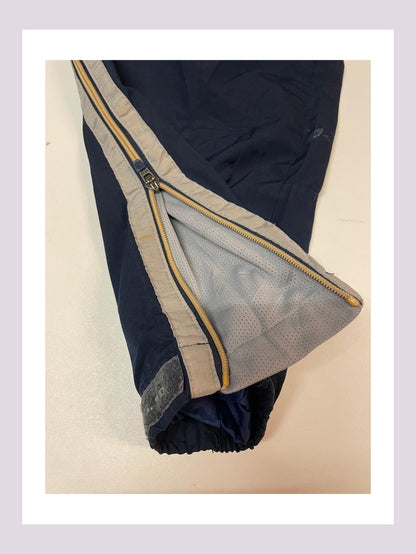 Entdecke unsere Vintage Track Pants von Nike und anderen Marken, erhältlich bei Valuxery.de - Dein Shop für trendige Vintage - Kleidung. Unsere Track Pants sind aus hochwertigen Materialien und