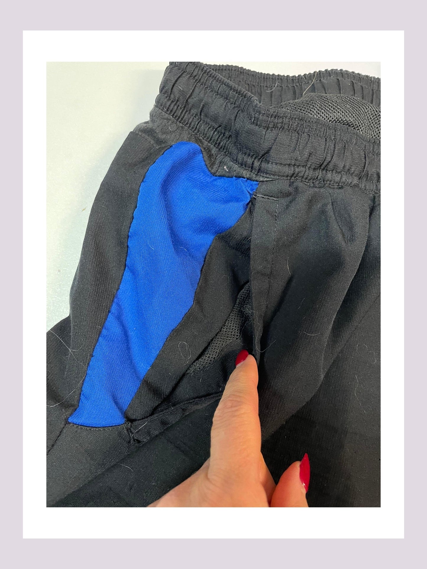 Entdecke unsere Vintage Track Pants von Nike und anderen Marken, erhältlich bei Valuxery.de - Dein Shop für trendige Vintage - Kleidung. Unsere Track Pants sind aus hochwertigen Materialien und
