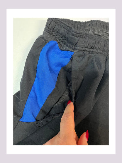 Entdecke unsere Vintage Track Pants von Nike und anderen Marken, erhältlich bei Valuxery.de - Dein Shop für trendige Vintage - Kleidung. Unsere Track Pants sind aus hochwertigen Materialien und