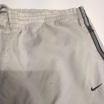 Entdecke unsere Vintage Track Pants von Nike und anderen Marken, erhältlich bei Valuxery.de - Dein Shop für trendige Vintage - Kleidung. Unsere Track Pants sind aus hochwertigen Materialien und