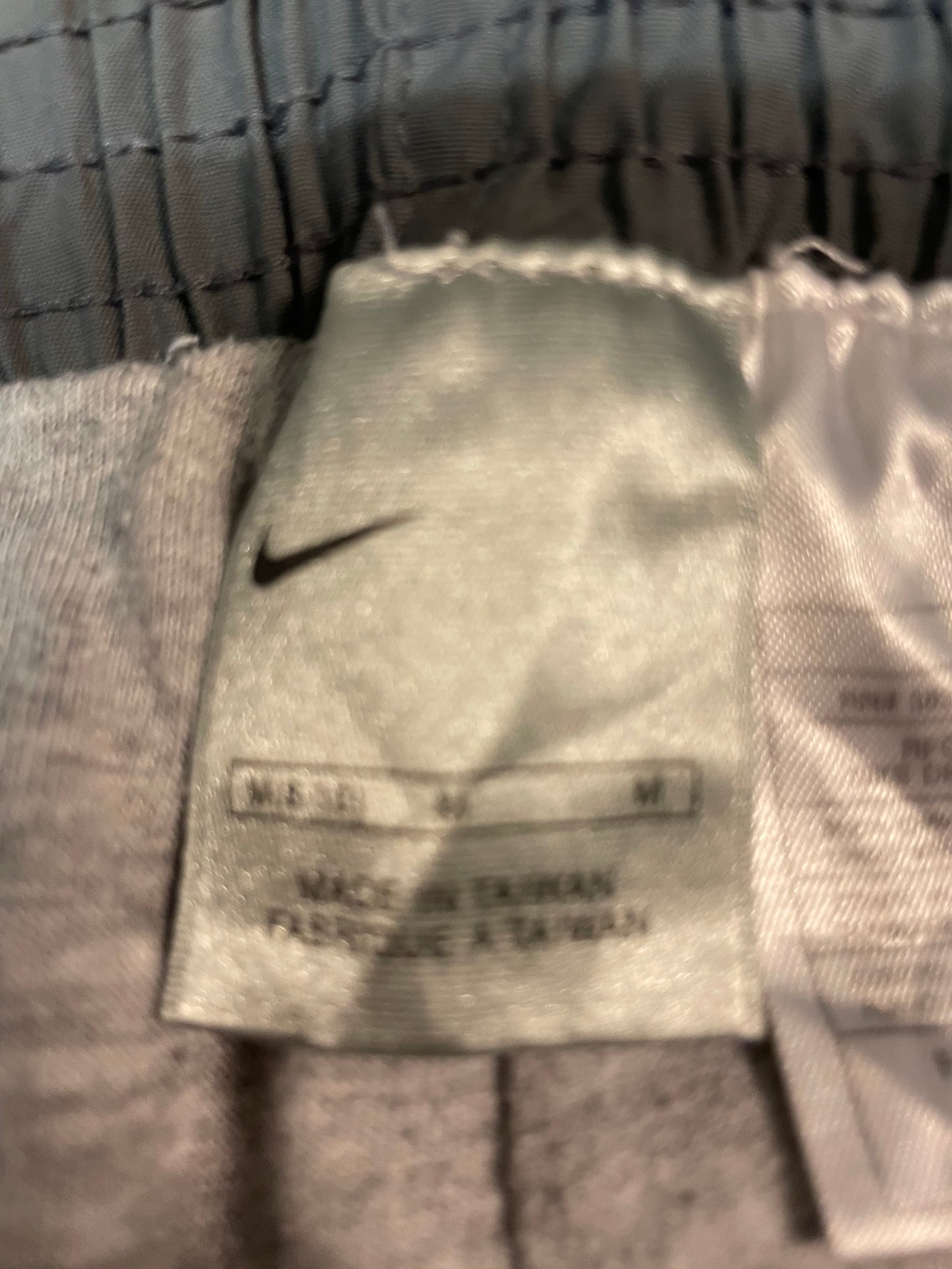 Entdecke unsere Vintage Track Pants von Nike und anderen Marken, erhältlich bei Valuxery.de - Dein Shop für trendige Vintage - Kleidung. Unsere Track Pants sind aus hochwertigen Materialien und