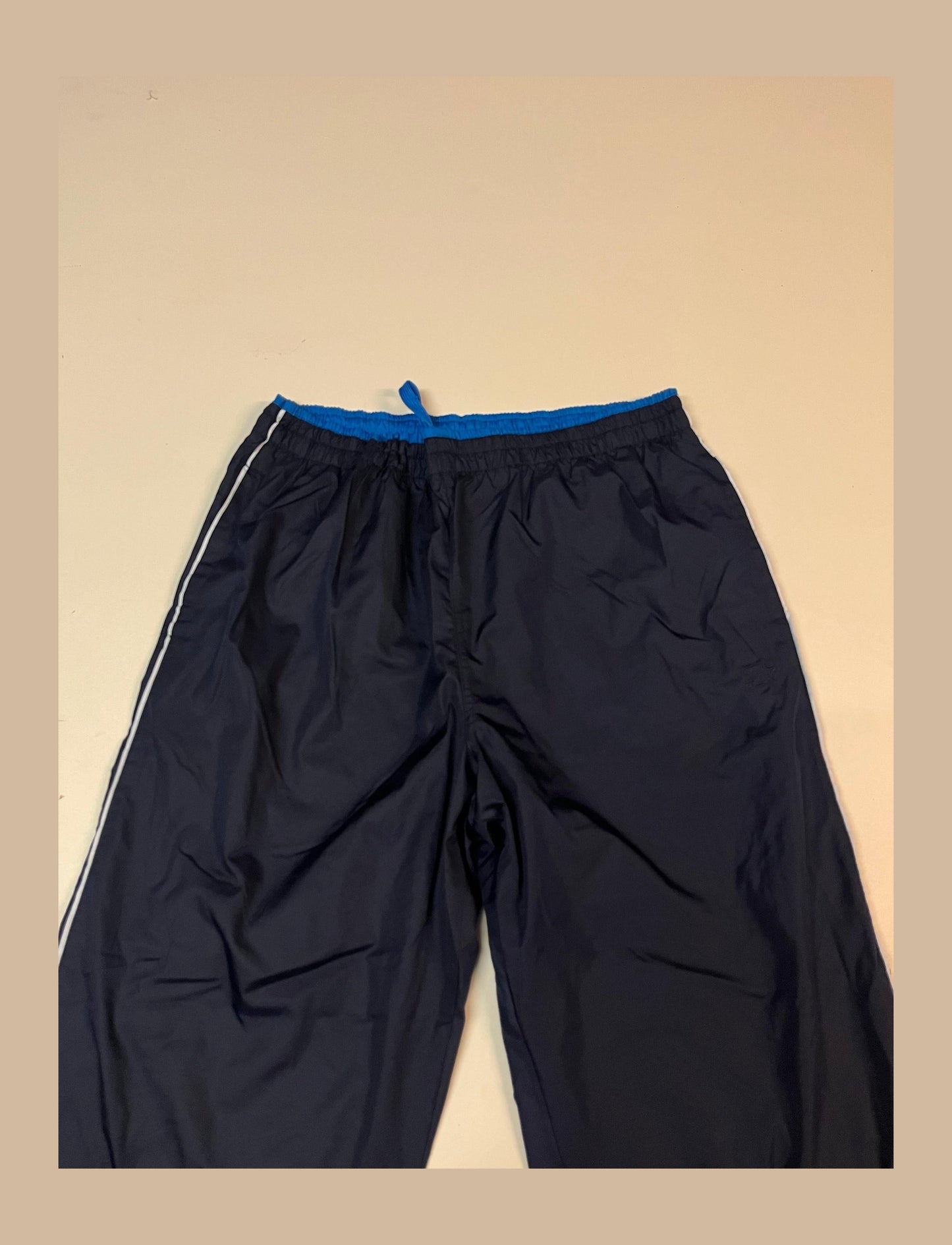 Entdecke unsere Vintage Track Pants von Nike und anderen Marken, erhältlich bei Valuxery.de - Dein Shop für trendige Vintage - Kleidung. Unsere Track Pants sind aus hochwertigen Materialien und