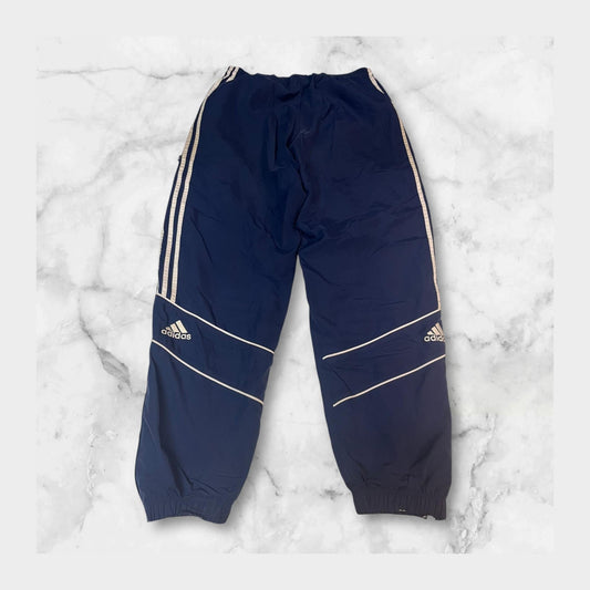 Entdecke unsere Vintage Track Pants von Nike und anderen Marken, erhältlich bei Valuxery.de - Dein Shop für trendige Vintage - Kleidung. Unsere Track Pants sind aus hochwertigen Materialien und