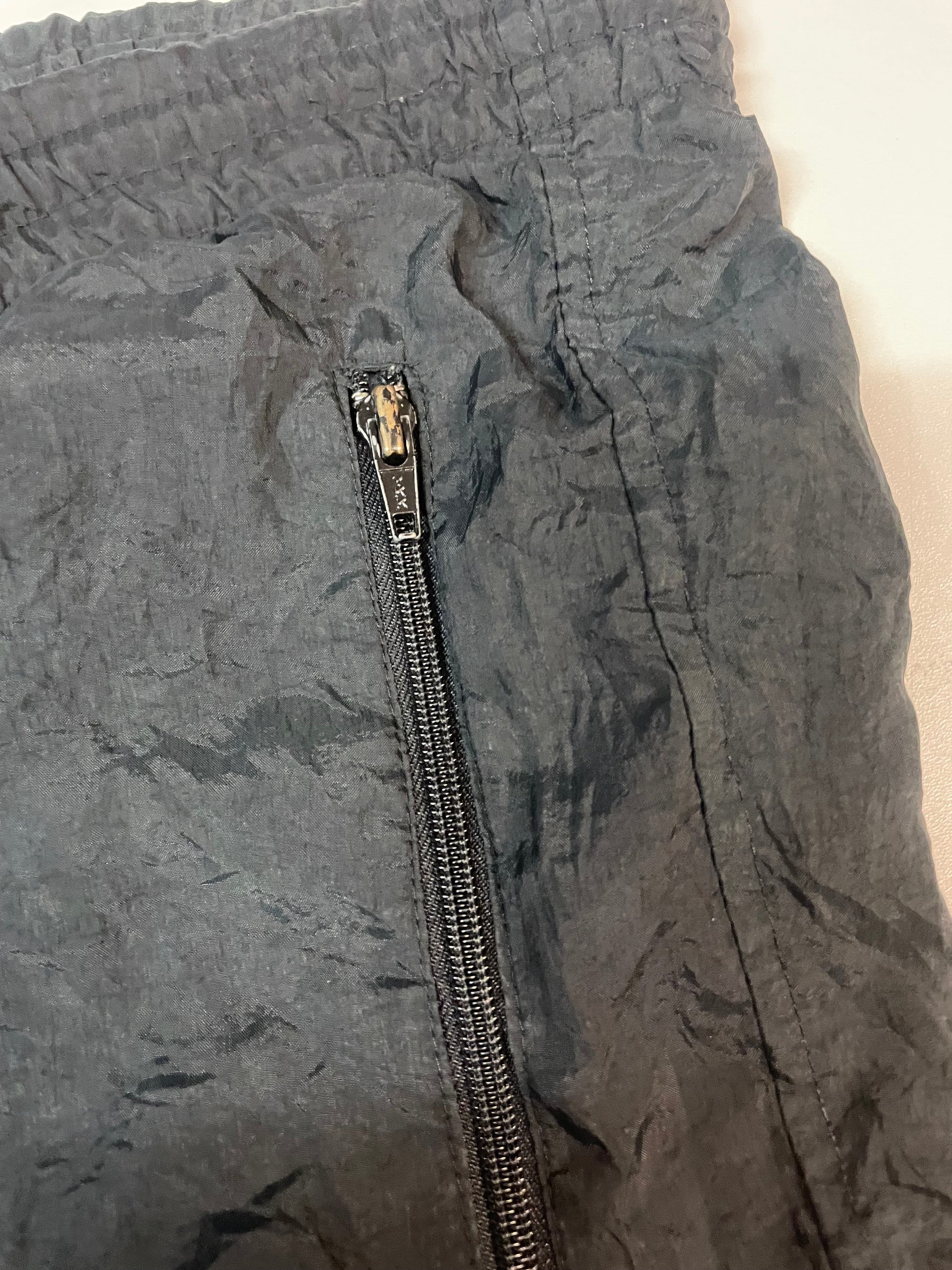 Entdecke unsere Vintage Track Pants von Nike und anderen Marken, erhältlich bei Valuxery.de - Dein Shop für trendige Vintage - Kleidung. Unsere Track Pants sind aus hochwertigen Materialien und