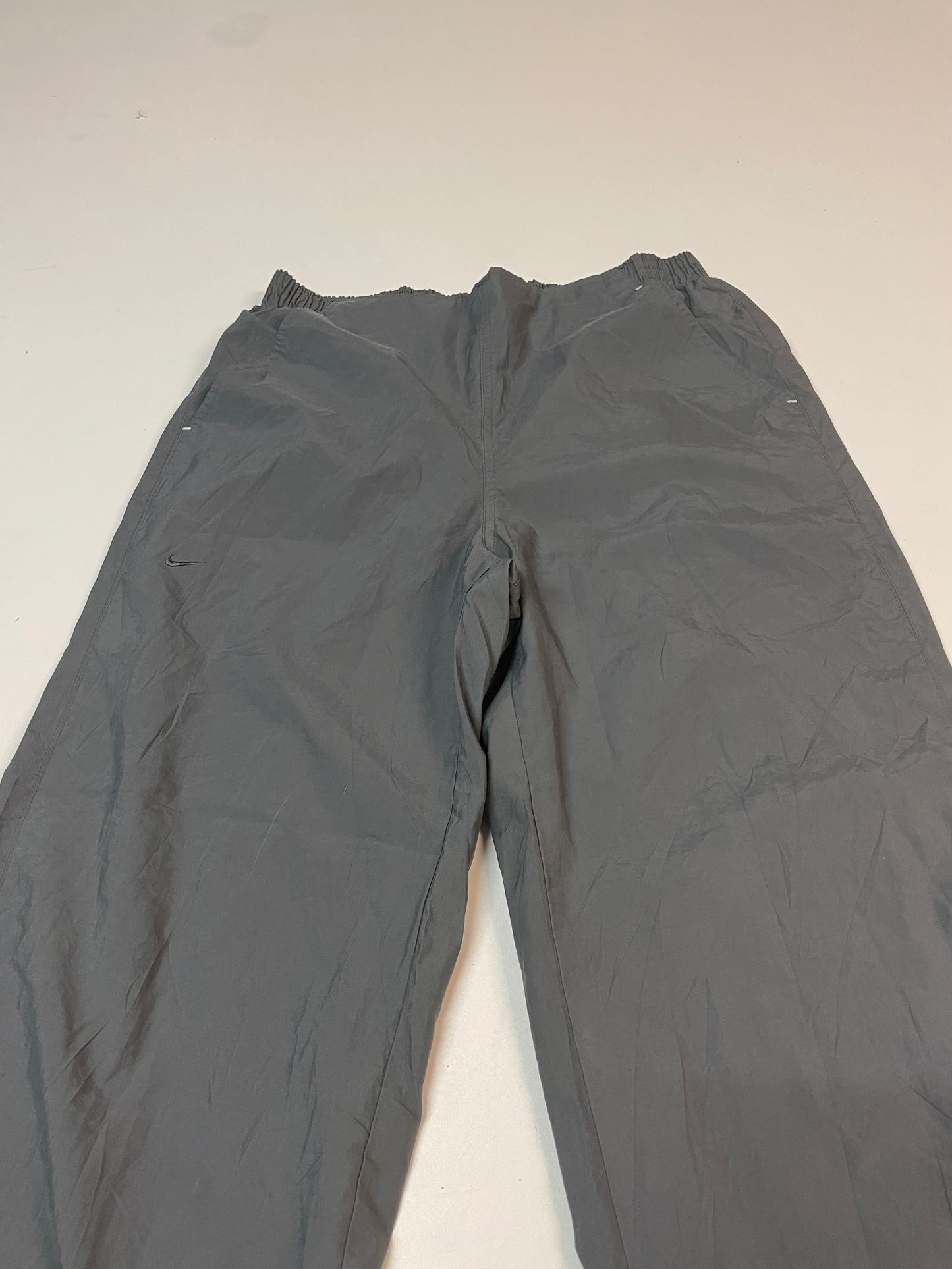 Entdecke unsere Vintage Track Pants von Nike und anderen Marken, erhältlich bei Valuxery.de - Dein Shop für trendige Vintage - Kleidung. Unsere Track Pants sind aus hochwertigen Materialien und