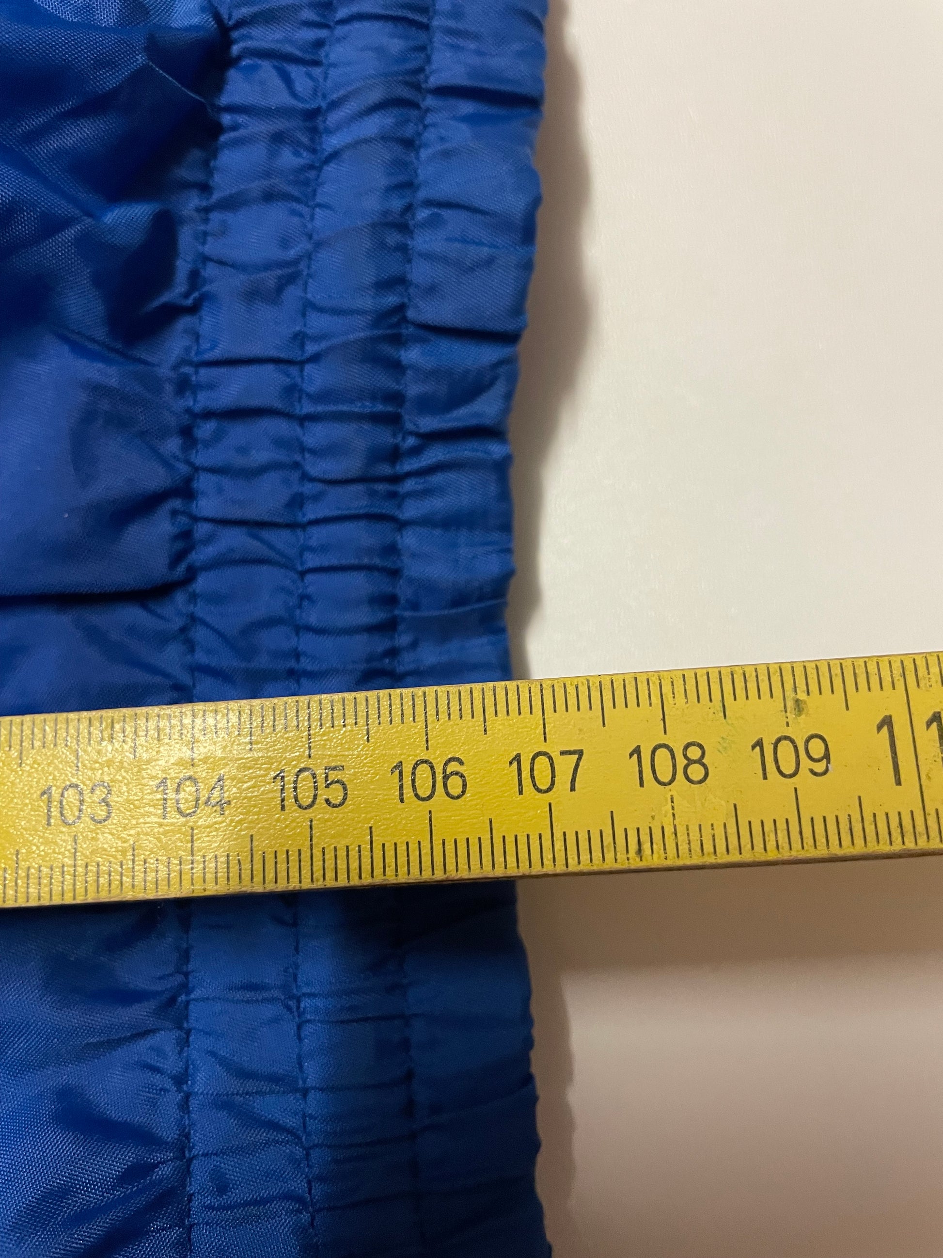 Entdecke unsere Vintage Track Pants von Nike und anderen Marken, erhältlich bei Valuxery.de - Dein Shop für trendige Vintage - Kleidung. Unsere Track Pants sind aus hochwertigen Materialien und