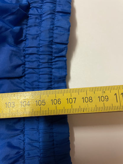 Entdecke unsere Vintage Track Pants von Nike und anderen Marken, erhältlich bei Valuxery.de - Dein Shop für trendige Vintage - Kleidung. Unsere Track Pants sind aus hochwertigen Materialien und