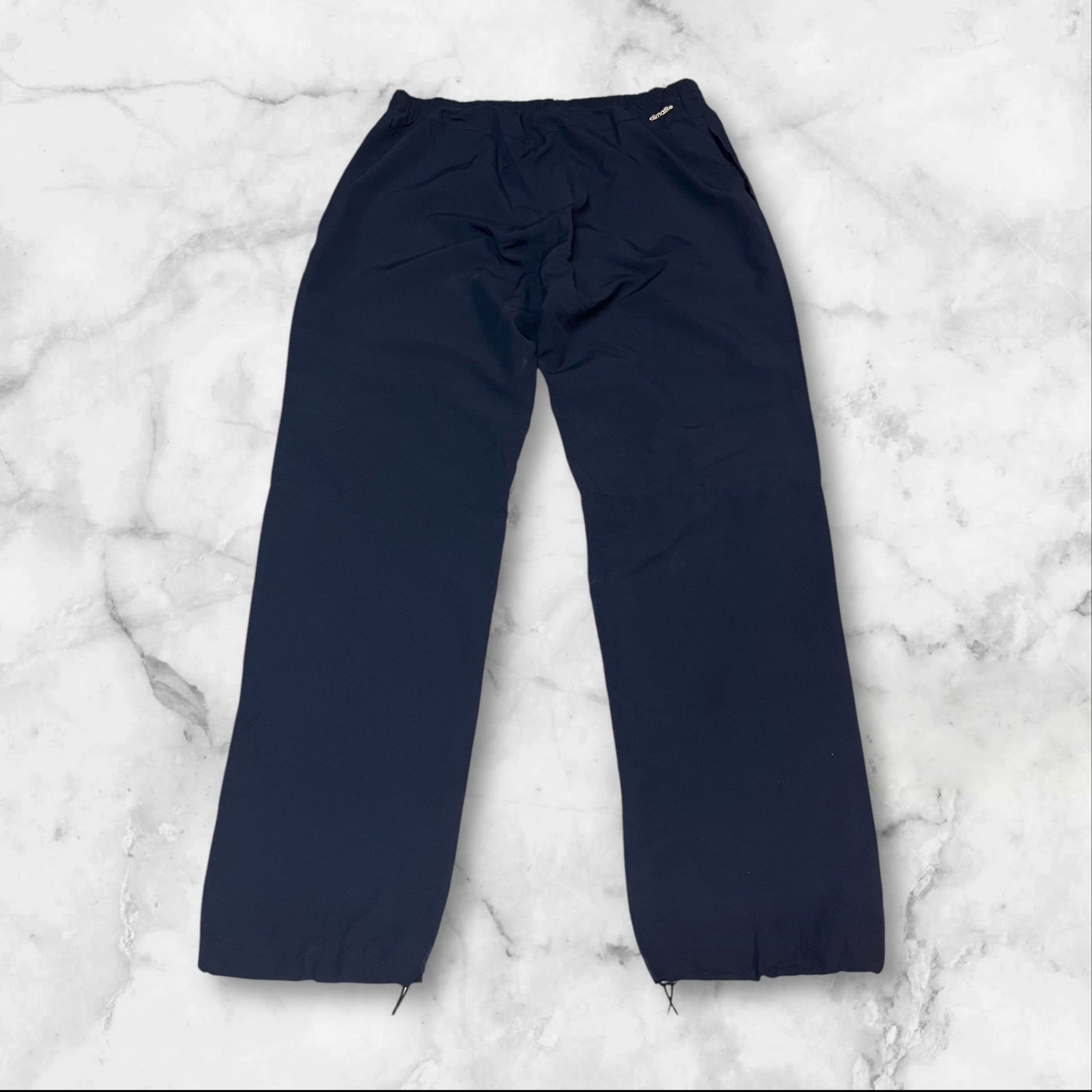 Entdecke unsere Vintage Track Pants von Nike und anderen Marken, erhältlich bei Valuxery.de - Dein Shop für trendige Vintage - Kleidung. Unsere Track Pants sind aus hochwertigen Materialien und