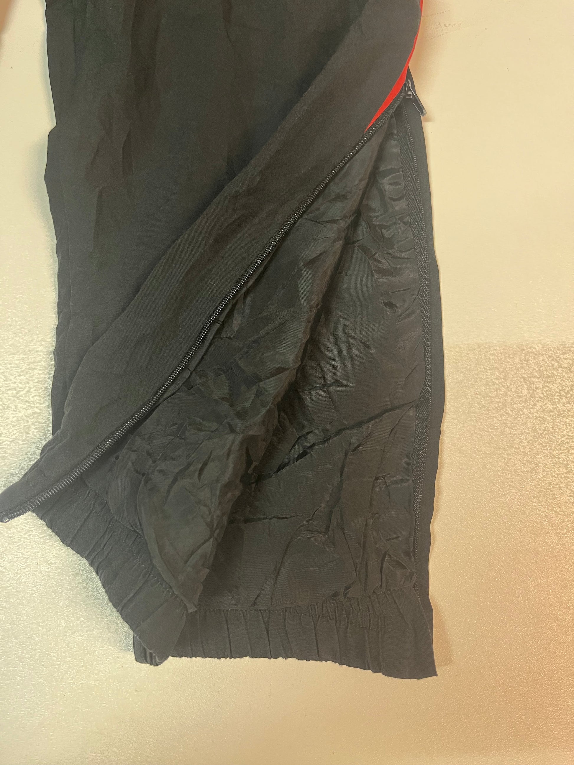 Entdecke unsere Vintage Track Pants von Nike und anderen Marken, erhältlich bei Valuxery.de - Dein Shop für trendige Vintage - Kleidung. Unsere Track Pants sind aus hochwertigen Materialien und