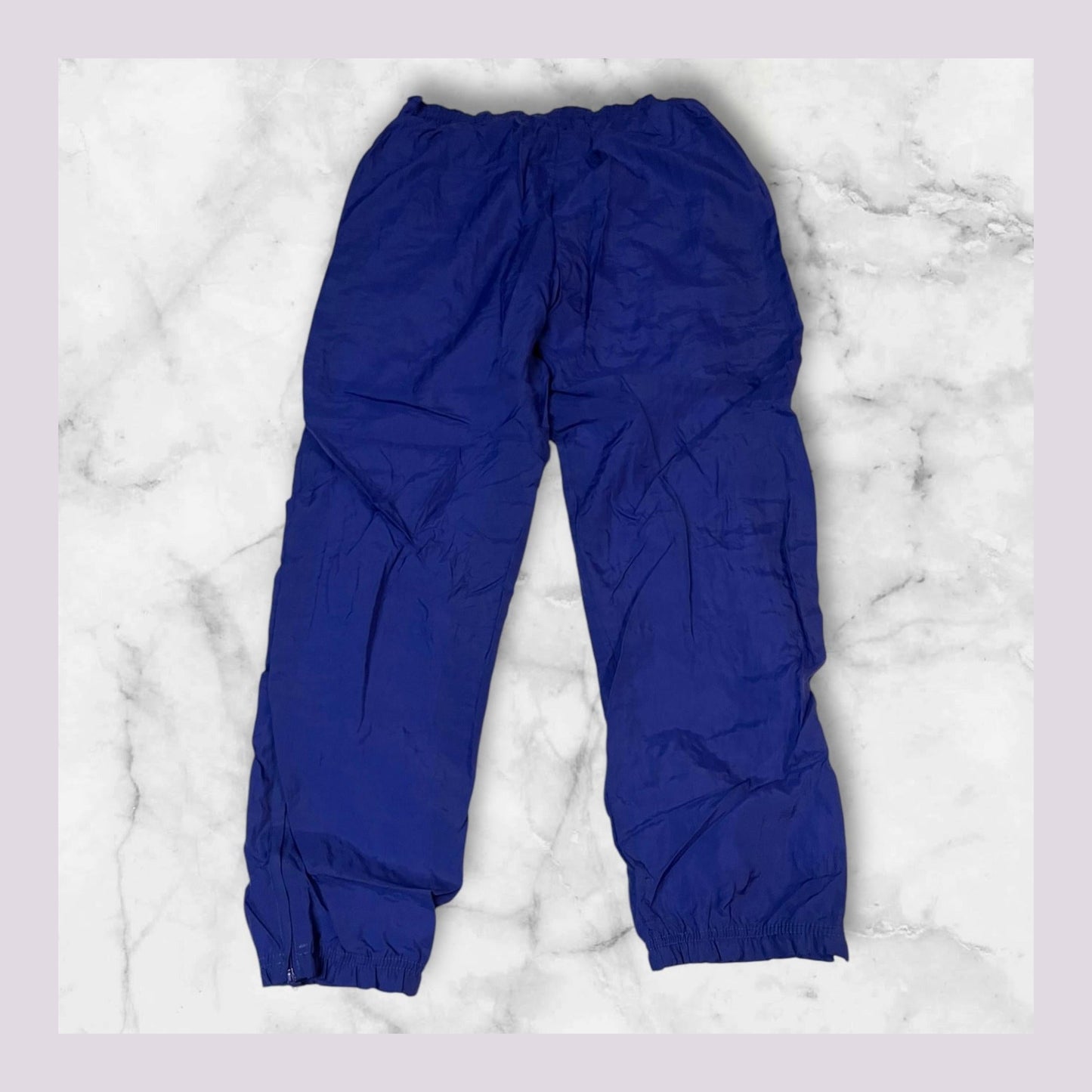Entdecke unsere Vintage Track Pants von Nike und anderen Marken, erhältlich bei Valuxery.de - Dein Shop für trendige Vintage - Kleidung. Unsere Track Pants sind aus hochwertigen Materialien und
