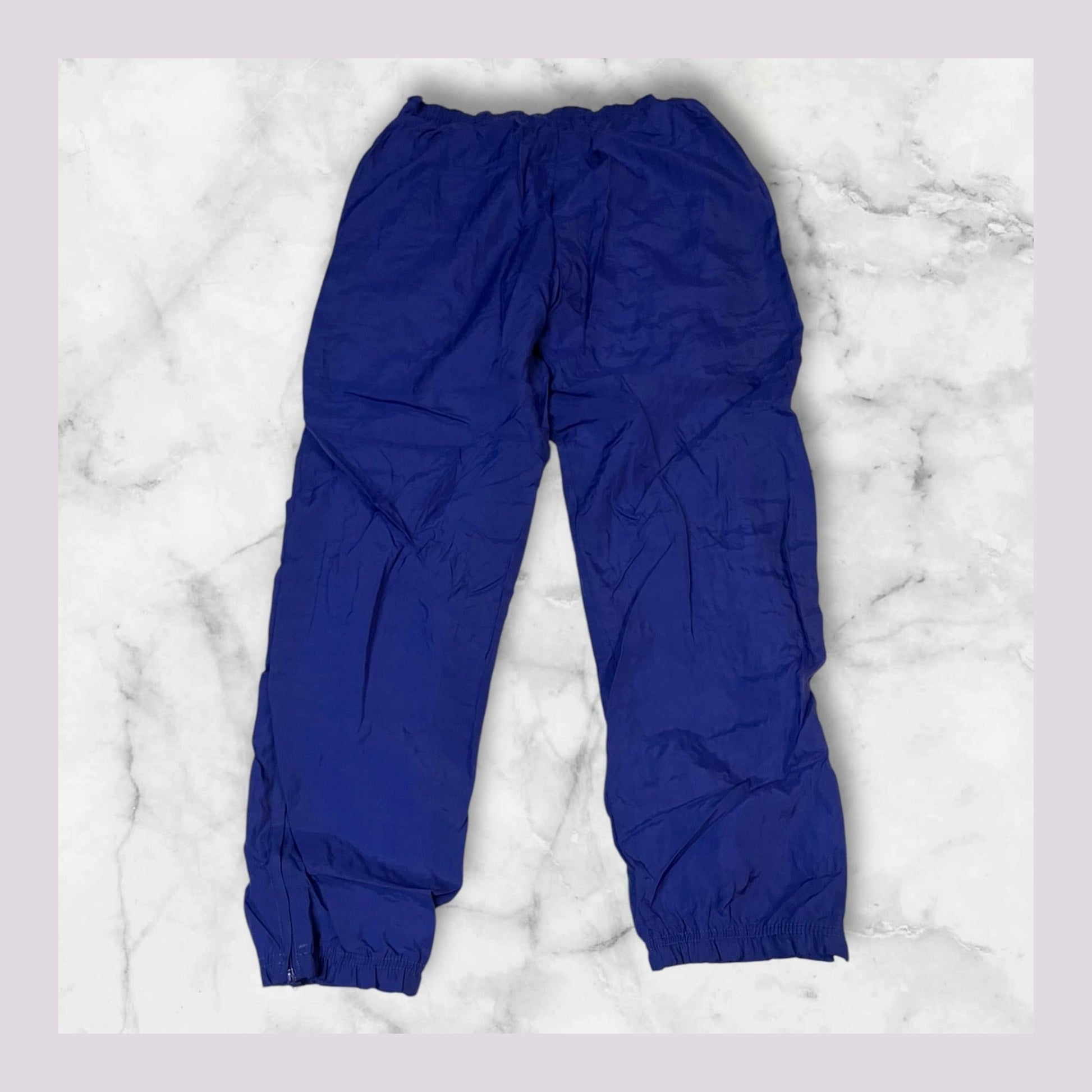Entdecke unsere Vintage Track Pants von Nike und anderen Marken, erhältlich bei Valuxery.de - Dein Shop für trendige Vintage - Kleidung. Unsere Track Pants sind aus hochwertigen Materialien und