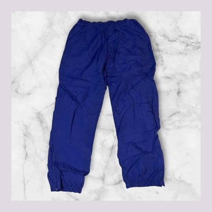 Entdecke unsere Vintage Track Pants von Nike und anderen Marken, erhältlich bei Valuxery.de - Dein Shop für trendige Vintage - Kleidung. Unsere Track Pants sind aus hochwertigen Materialien und