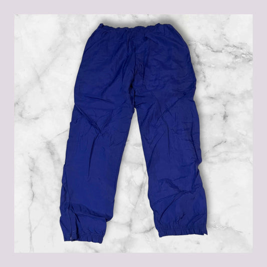 Entdecke unsere Vintage Track Pants von Nike und anderen Marken, erhältlich bei Valuxery.de - Dein Shop für trendige Vintage - Kleidung. Unsere Track Pants sind aus hochwertigen Materialien und