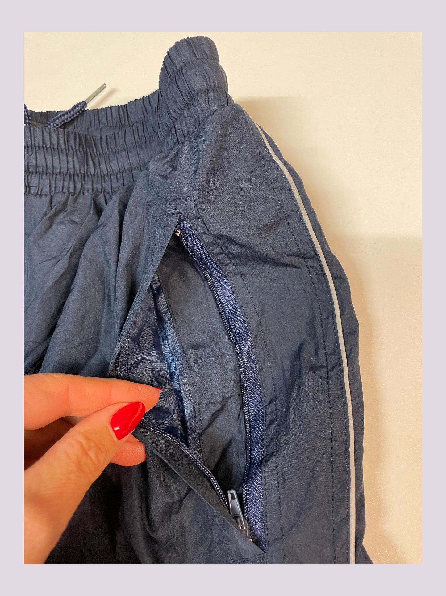 Entdecke unsere Vintage Track Pants von Nike und anderen Marken, erhältlich bei Valuxery.de - Dein Shop für trendige Vintage - Kleidung. Unsere Track Pants sind aus hochwertigen Materialien und