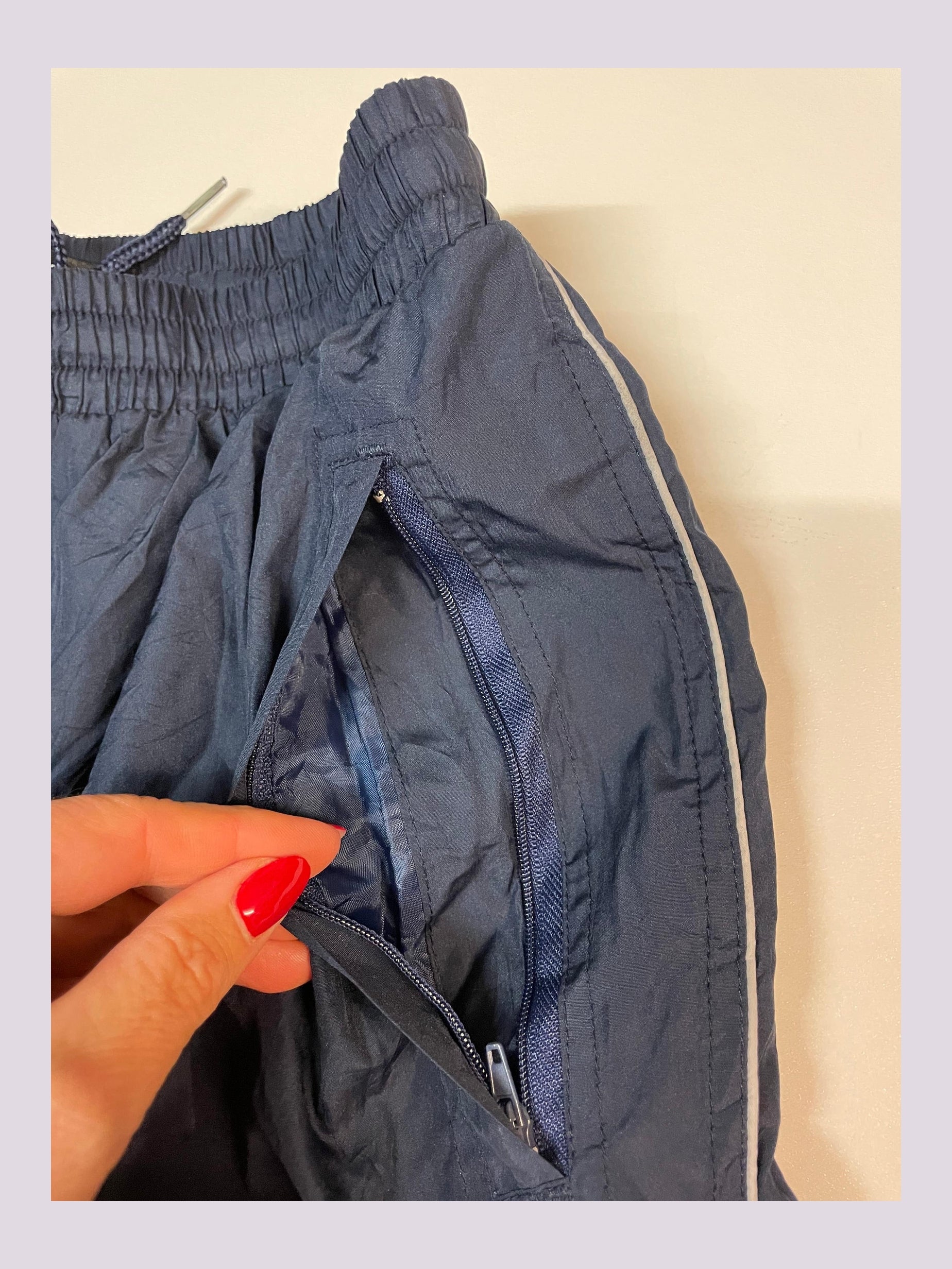 Entdecke unsere Vintage Track Pants von Nike und anderen Marken, erhältlich bei Valuxery.de - Dein Shop für trendige Vintage - Kleidung. Unsere Track Pants sind aus hochwertigen Materialien und