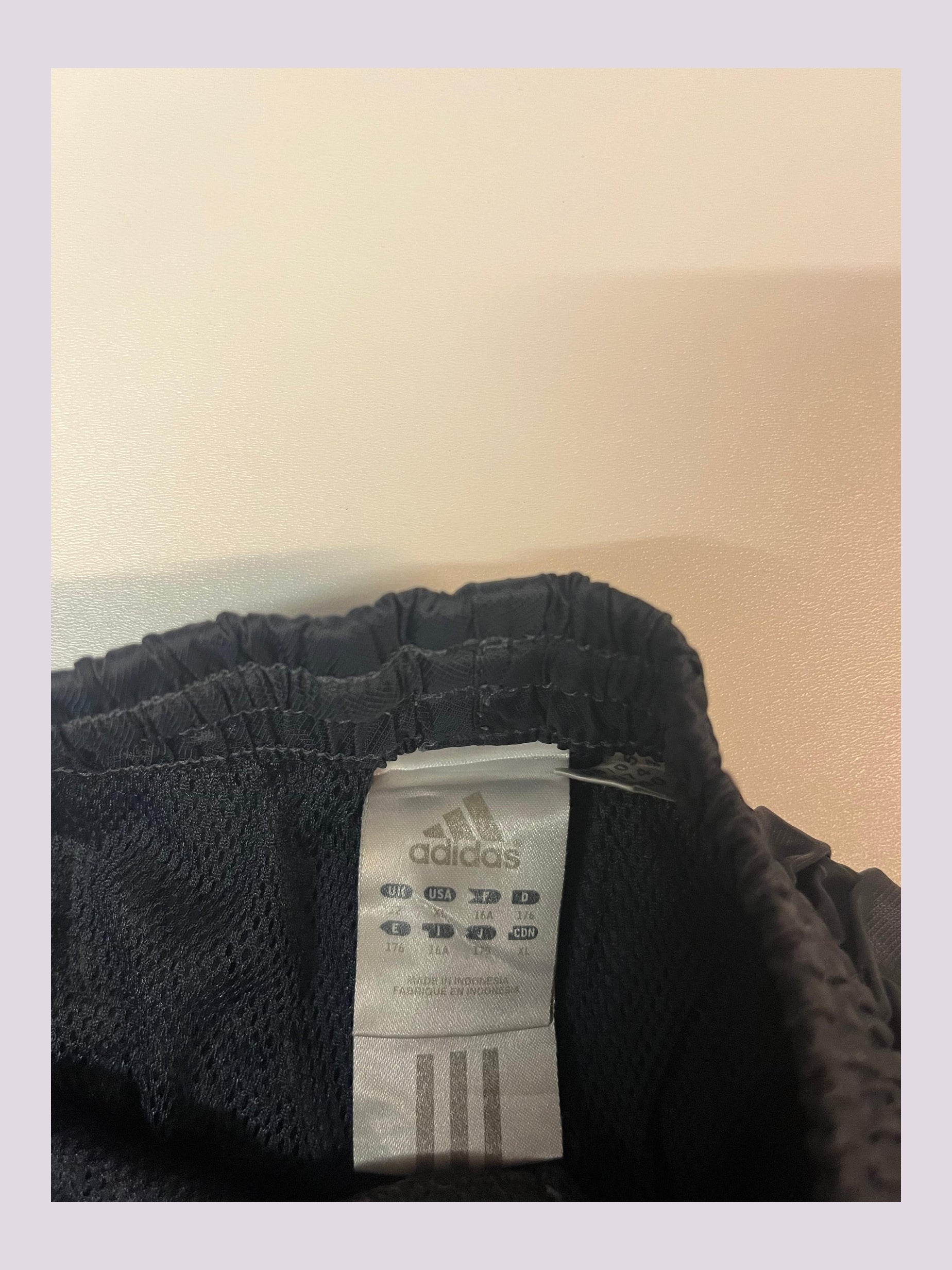 Entdecke unsere Vintage Track Pants von Nike und anderen Marken, erhältlich bei Valuxery.de - Dein Shop für trendige Vintage - Kleidung. Unsere Track Pants sind aus hochwertigen Materialien und