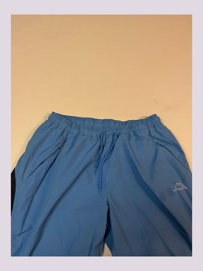 Entdecke unsere Vintage Track Pants von Nike und anderen Marken, erhältlich bei Valuxery.de - Dein Shop für trendige Vintage - Kleidung. Unsere Track Pants sind aus hochwertigen Materialien und