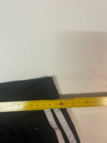 Entdecke unsere Vintage Track Pants von Nike und anderen Marken, erhältlich bei Valuxery.de - Dein Shop für trendige Vintage - Kleidung. Unsere Track Pants sind aus hochwertigen Materialien und