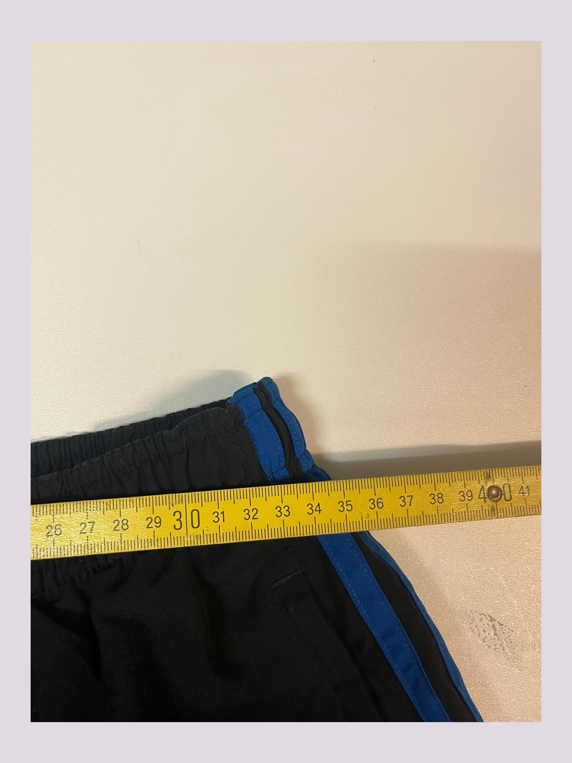 Entdecke unsere Vintage Track Pants von Nike und anderen Marken, erhältlich bei Valuxery.de - Dein Shop für trendige Vintage - Kleidung. Unsere Track Pants sind aus hochwertigen Materialien und