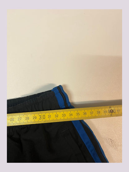 Entdecke unsere Vintage Track Pants von Nike und anderen Marken, erhältlich bei Valuxery.de - Dein Shop für trendige Vintage - Kleidung. Unsere Track Pants sind aus hochwertigen Materialien und