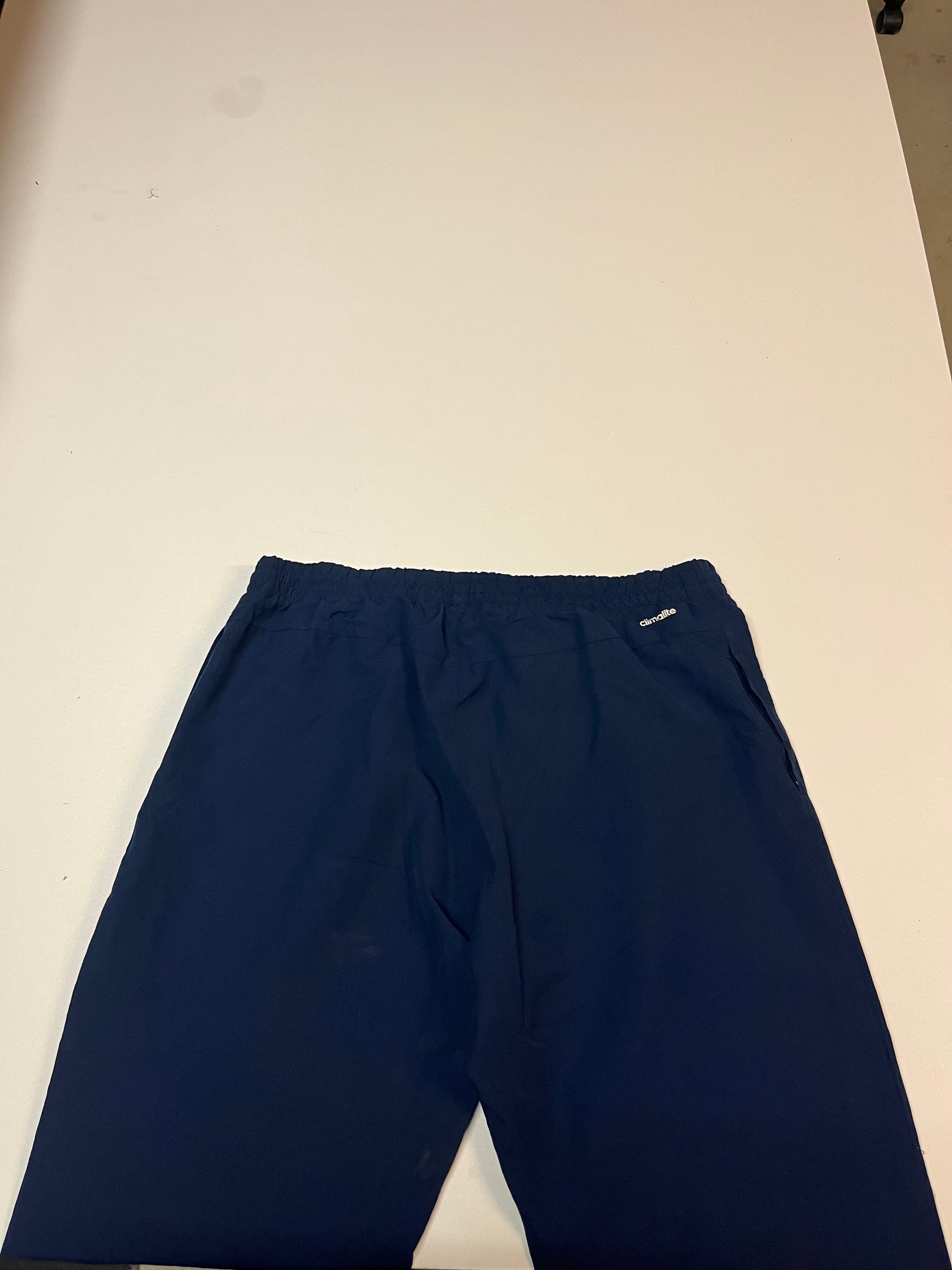 Entdecke unsere Vintage Track Pants von Nike und anderen Marken, erhältlich bei Valuxery.de - Dein Shop für trendige Vintage - Kleidung. Unsere Track Pants sind aus hochwertigen Materialien und